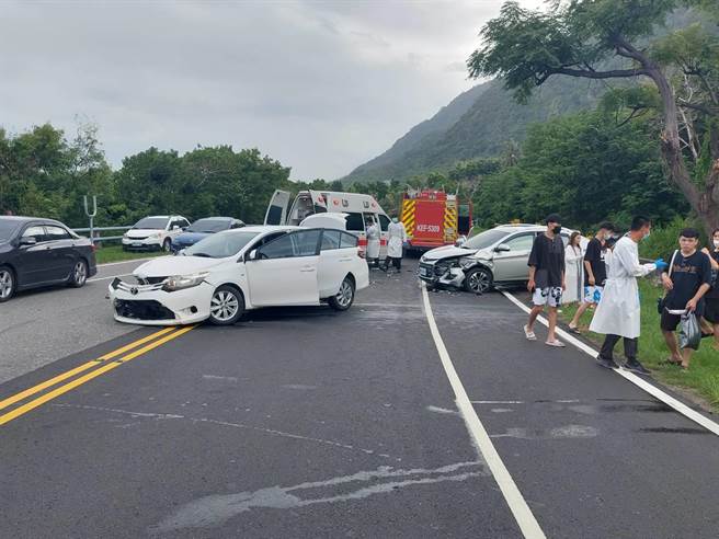 台东县台11线金樽段135公里处4日发生对向2车碰撞事故。（成功分局提供／蔡旻妤台东传真）