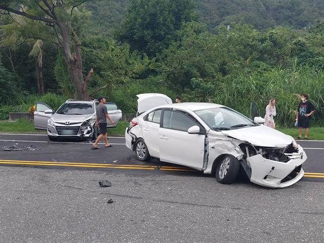 台东县台11线金樽段135公里处4日发生对向2车碰撞事故。（成功分局提供／蔡旻妤台东传真）