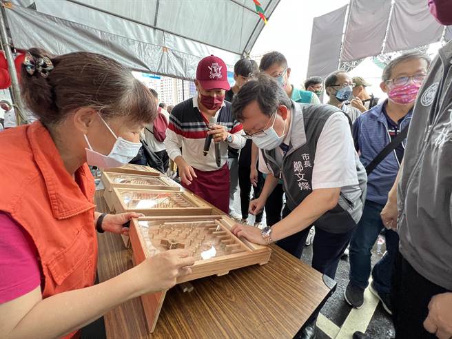 桃园市环保局4日举办再生文创展售暨二手跳蚤市集，市长郑文灿逛上瘾，一口气买了近7000元，直讚俗又大碗。（蔡依珍摄）