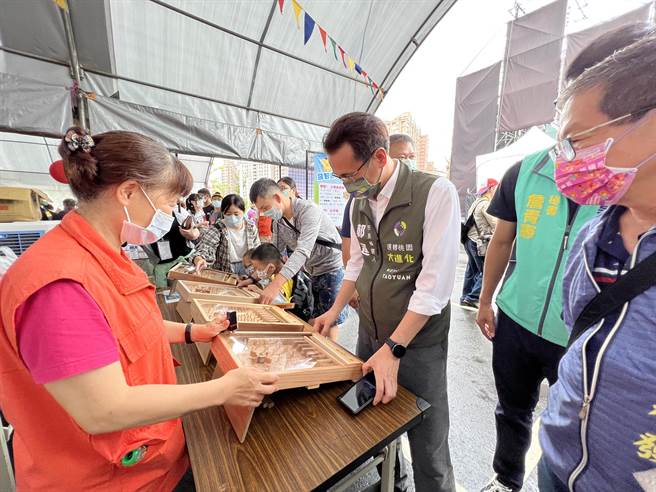 桃园市环保局4日举办再生文创展售暨二手跳蚤市集，市长郑文灿逛上瘾，一口气买了近7000元，直讚俗又大碗。（蔡依珍摄）