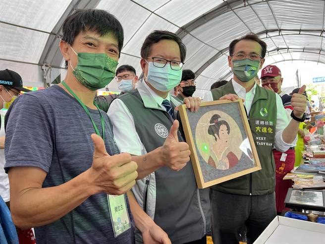 市长郑文灿逛上瘾，一口气买了近7000元，图为只要299元的木头拼贴画。（蔡依珍摄）