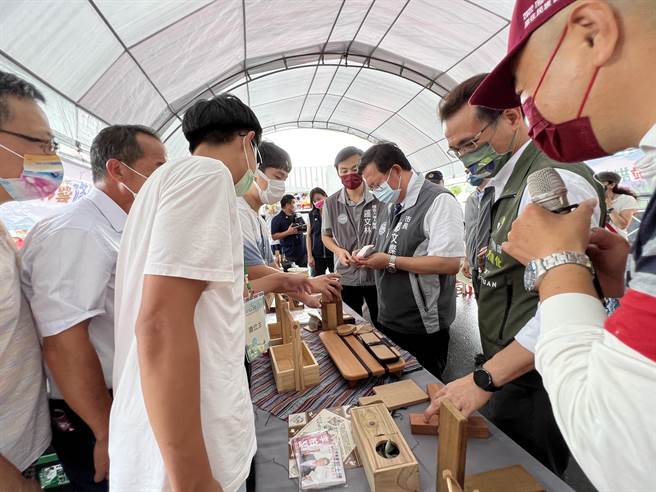 市长郑文灿逛上瘾，频频掏钱埋单，一口气买了近7000元，直讚俗又大碗。（蔡依珍摄）