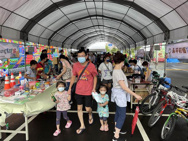 桃园市环保局4日举办再生文创展售暨二手跳蚤市集。（蔡依珍摄）