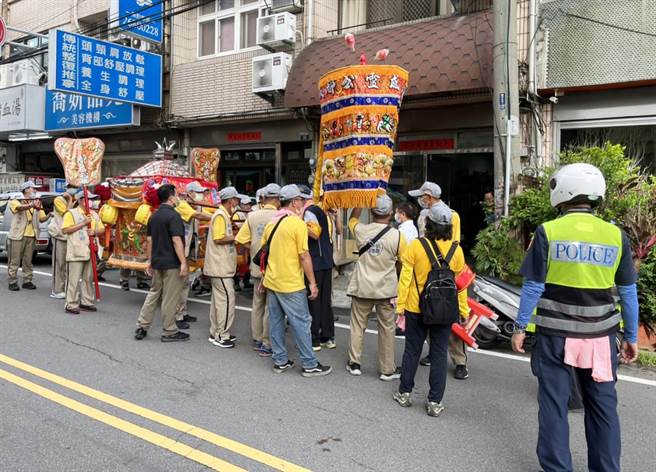 大甲都城隍庙威灵公城隍爷，今天中午进入大甲市区进行遶境。(警方提供)