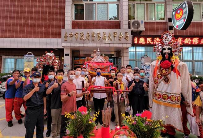 城隍爷圣驾绕进文武路后，在一片欢声雷动中，神轿直接进入分局停驾；员警连忙上香、双掌合十参拜祈福。(警方提供)