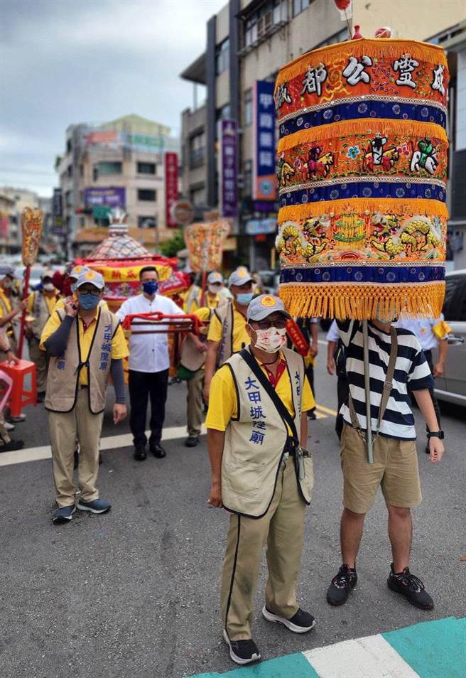 城隍爷圣驾让大甲警分局员警参拜后，再由警方护驾绕行市区。(警方提供)