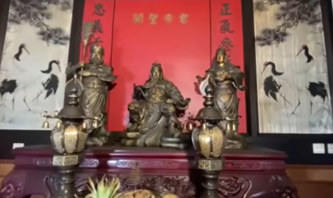 桃园威天宫日前遭祝融肆虐，主殿惨遭烧毁，2层楼高的关公神像也未能幸免，然而，一墙之隔的「山西引灵」关公神像却未受到波及。（翻摄自桃园威天宫脸书粉专）