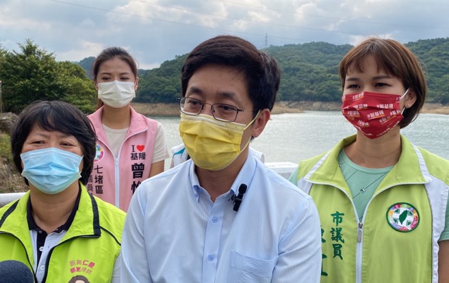 蔡适应表示，轩岚诺颱风带来雨量，基隆水情获缓解。(摘自蔡适应脸书)