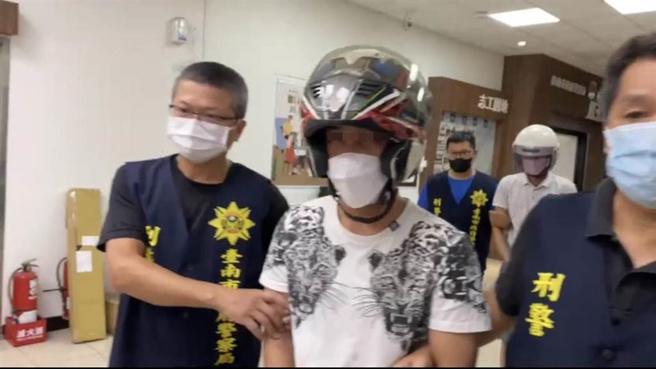 安南区移工命案，警方尚未逮获团姓主嫌，先将阮姓（后）、黎姓（前）2移工依照杀人罪嫌移送台南地检署侦办。（程炳璋摄）
