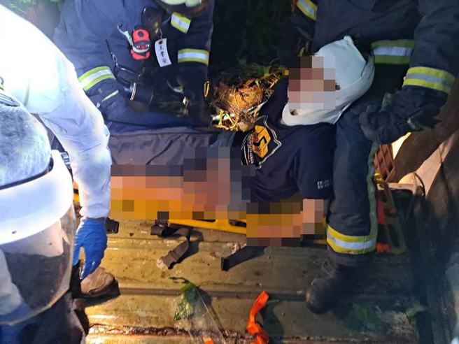 年約30多歲女子不明原因從4樓摔落至2樓鐵皮上，頭部受有3公分外傷，所幸意識清楚。（基隆市消防局提供／陳彩玲基隆報導）