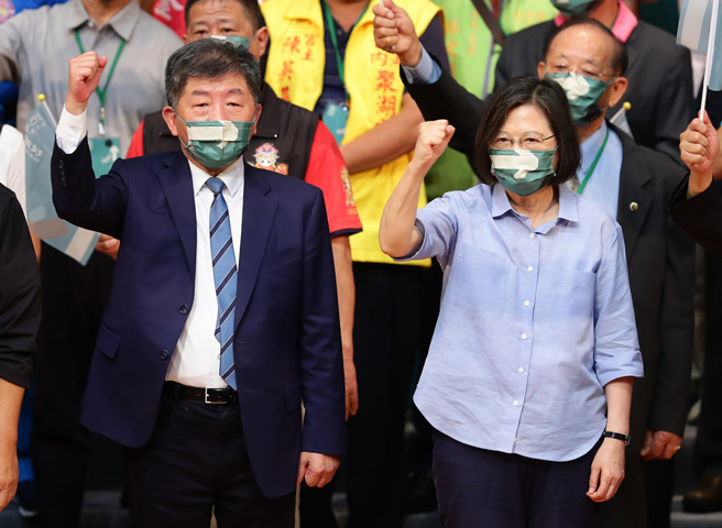 在總統兼民進黨主席蔡英文(右)力挺下，台北市長候選人陳時中(左)言行脫序卻肆無忌憚。（資料照／季志翔攝）