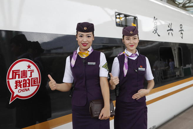 被称为「中国最赚钱高铁」的京沪高铁上半年净利亏损10.28亿元，重挫137%。运送旅客同比下降66.7%，运营里程同比下降41.5%。（图／中新社）