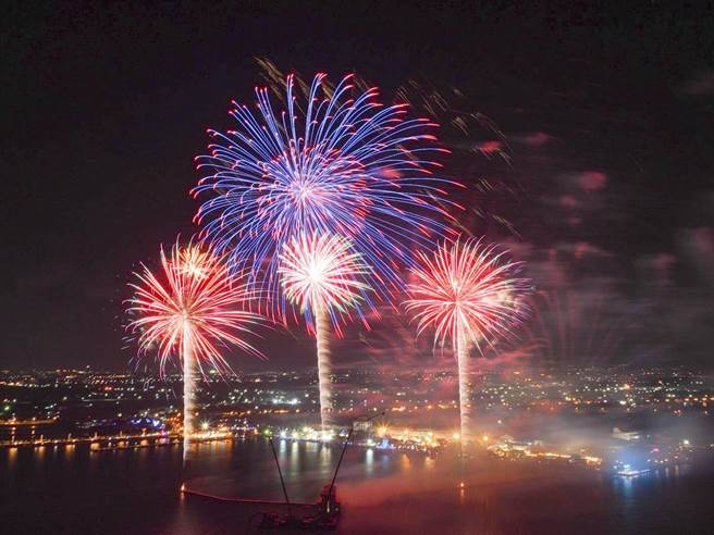 屏东夏日狂欢祭37天吸引逾200万人次，480秒海上烟火划下完美句点。（屏县府提供／谢佳潾屏东传真）