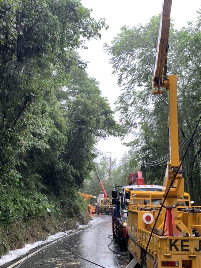 新竹尖石乡因轩岚诺风灾传出停电，台电动员人力机具挺进灾区抢修，晚间8时恢復供电。（台电提供）