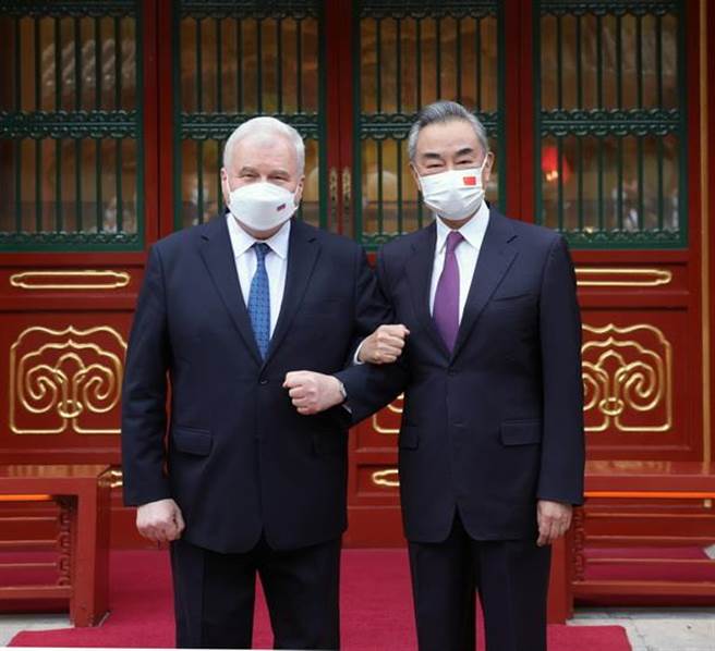 大陸外長王毅2日會見即將離任的俄羅斯駐中國大使德尼索夫。（圖／大陸外交部官網）