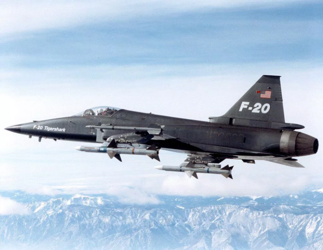 攜帶AIM-7麻雀飛彈的F-20，它是一架可以進行視距外空戰的輕型戰機，這樣的性能在1980年代不常見。(圖/Northrop)