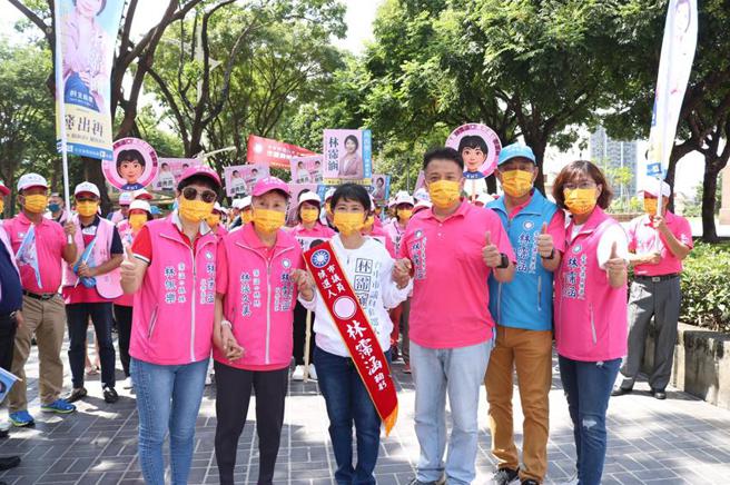 （林霈涵与母亲林张久美、妹妹林佩乐合计有近30年的市议员资歷，在台中政治家族中无人能出其右。图／业者提供）