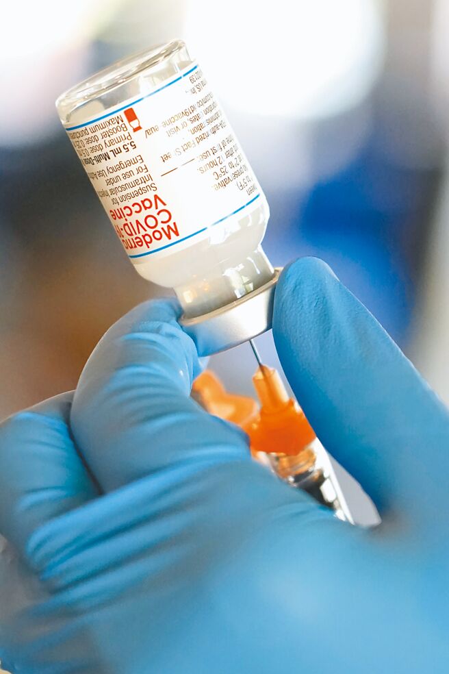 媒體人趙少康批評政府未採購「原型株+BA.4/5」新疫苗，直呼官員該打屁股。指揮官王必勝昨親自滅火，以大雨比喻疫情，強調「應該用準備好的雨傘擋雨，而不是去期待新型的雨傘」。圖為莫德納疫苗。（美聯社）