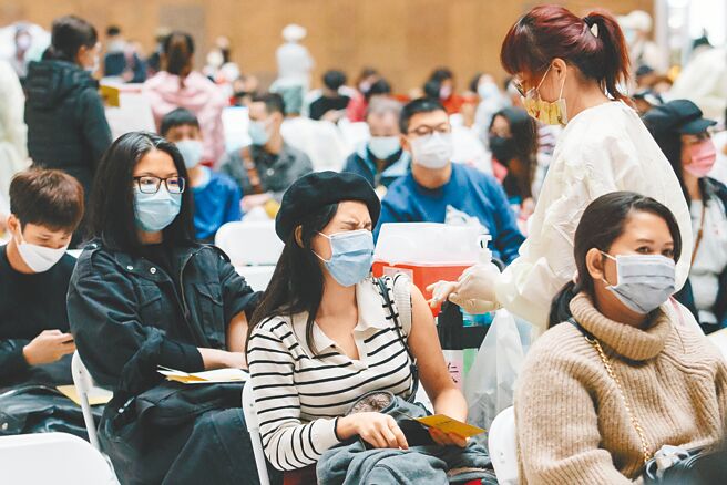 新冠肺炎疫情升溫，國內連續5天本土個案突破3萬例，國內死亡總數昨日也突破1萬例，達到1萬28例。圖為大批民眾前往台北車站接種站接種疫苗。（本報資料照片）