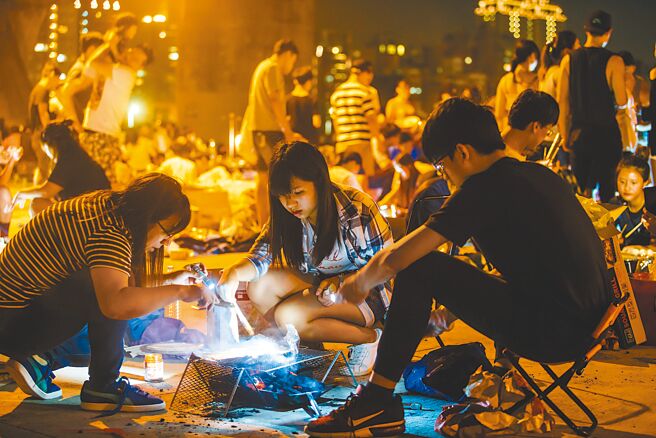 圖為2017年10月中秋佳節，雙北民眾在河濱公園烤肉。(本報資料照片）