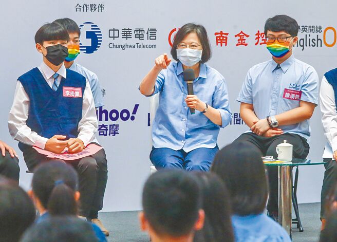 第七届《总统与高中生面对面论坛》于3日举行，受邀出席的蔡英文总统听取来自全国各地高中生的建言并一一回答问题。（粘耿豪摄）