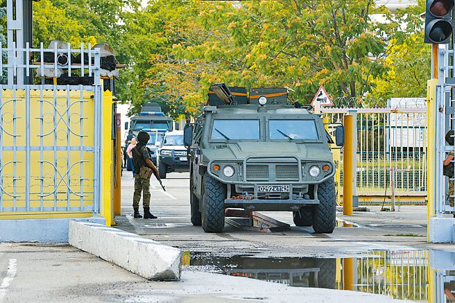 據俄羅斯通訊社9月1日報道，國際原子能機構專家團已抵達烏克蘭扎波羅熱核電站。國際原子能總署（IAEA）署長葛羅西表示，2名常駐檢查人員將擔任IAEA的耳目，提供更可靠的核電廠安全通報。（新華社）