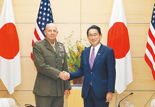 日本首相岸田文雄（右）2日在官邸與美國海軍陸戰隊司令柏格（左）舉行會談。（摘自日本首相官邸官網）