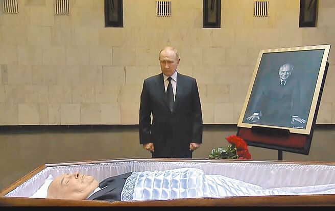 蘇聯末代領導人戈巴契夫的喪禮3日在莫斯科舉行，俄羅斯總統普丁據稱因工作行程問題而無法出席。圖為普丁1日先前往醫院，向病逝的戈巴契夫獻花，並默哀片刻。（摘自網路）