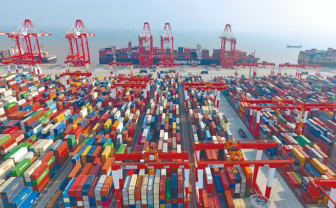 美國貿易代表署2日表示，因收到不少來自美國企業及貿易協會的來信請求，因此決定延長對中國的懲罰性關稅。圖為上海洋山深水港碼頭。（新華社）