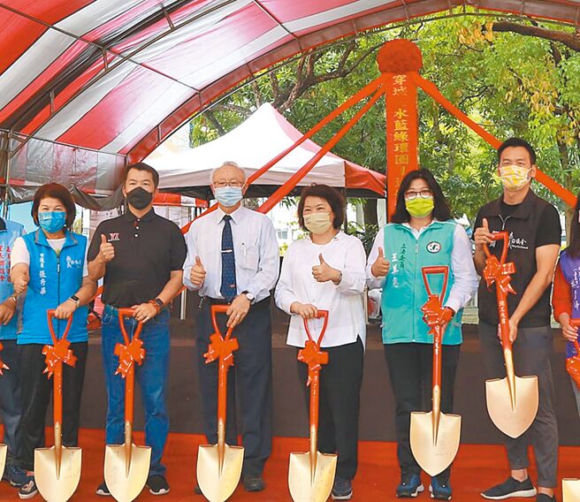 嘉義市長黃敏惠（右三）為道將圳「穿城之水。藍綠環圈」工程動土。（廖素慧攝）