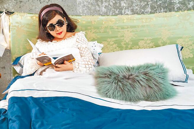 陈文茜因为生病，选择在床上与网友互动。（TVBS提供）