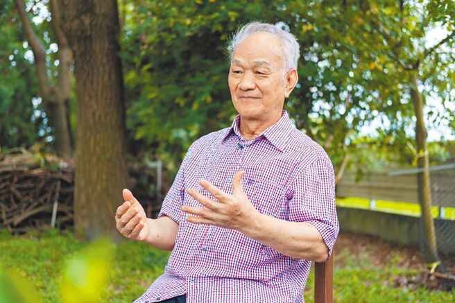 吴晟40余年来笔耕不辍。（目宿媒体提供）