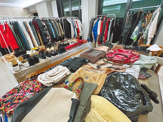 名贵衣、鞋堆得满坑满谷，场面壮观。（林青霞提供）