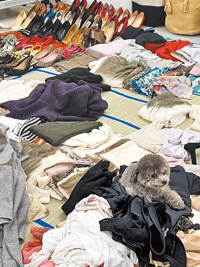 半山书房里堆满衣物和鞋子。（林青霞提供）