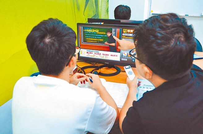 学习王科技透过万试通智能学习系统，学习效果超越实体授课。（学习王科技提供）