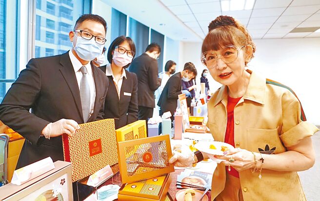 遠東百貨「中秋禮品特輯」在總舵手徐雪芳總經理（見圖）號召下，甜品當然要嚴選，魅力要夠、風味要讚，送禮自用都要討喜才推薦。（遠百提供）