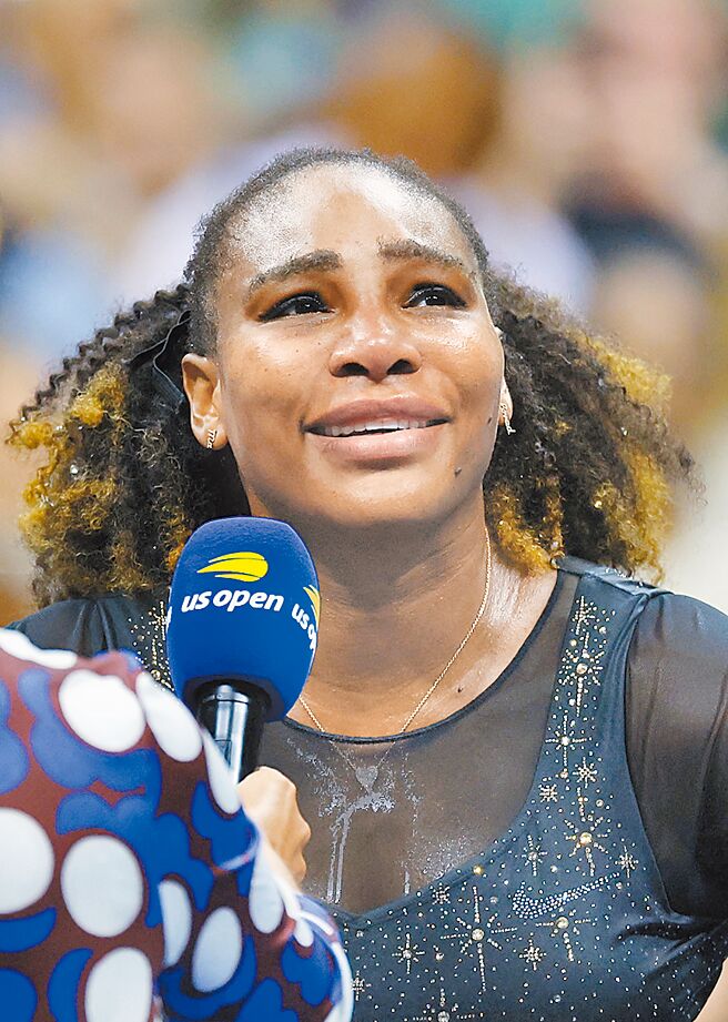 小威廉丝结束27年职网生涯，在场边受访时激动落泪。（路透）