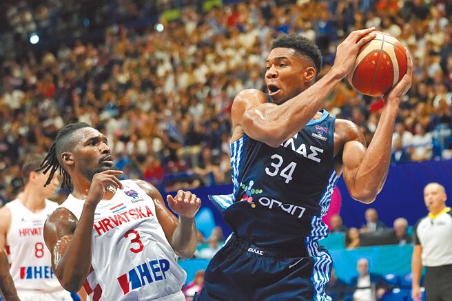 「字母哥」阿提托康波（右）率领希腊在欧锦赛首战险胜克罗埃西亚。（美联社）