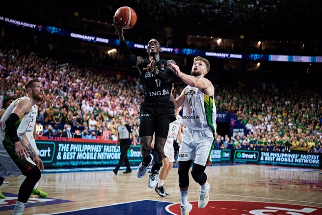 德国后卫薛洛德的上篮，遭到立陶宛前锋沙波尼斯打手犯规。(取自FIBA官网)