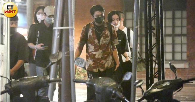 宋柏纬结束与林映唯的期间限定乐团「SAINTS CHILD」演出准备离开会场。（图／本刊摄影组）