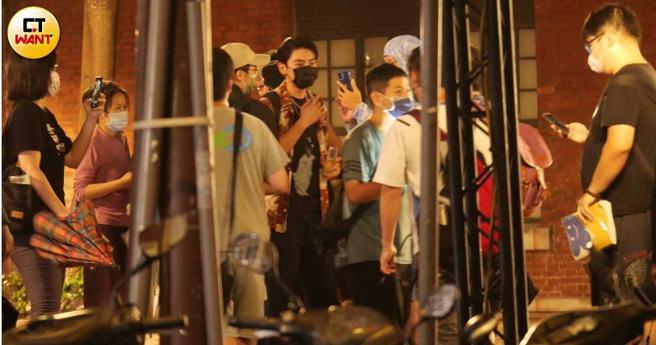 有一群粉丝簇拥着宋柏纬帮他拍照。（图／本刊摄影组）