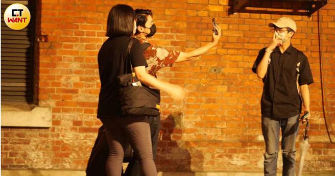 对于粉丝要求合照，宋柏纬来者不拒。（图／本刊摄影组）