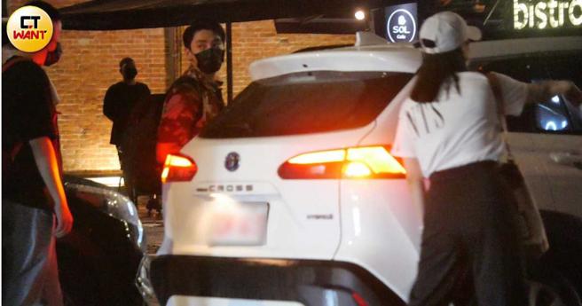 满足粉丝要求后宋柏纬上车前往大安区一处公寓聚会。（图／本刊摄影组）