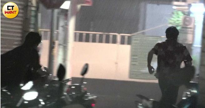 次日零点出头，宋柏纬和两名男性友人离开大安区公寓，冒着大雨搭乘计程车展开续摊行程。（图／本刊摄影组）