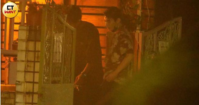 宋柏纬和3个男生到大安区巷弄内的餐酒馆欢聚约一个小时。（图／本刊摄影组）