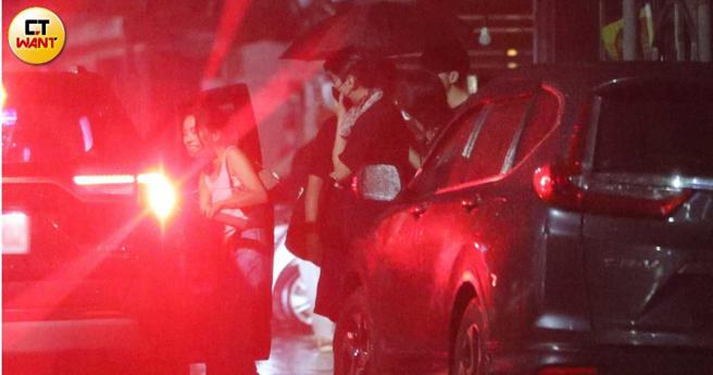 宋柏纬和两男一女共乘一台车离开餐酒馆到通化街续摊。（图／本刊摄影组）