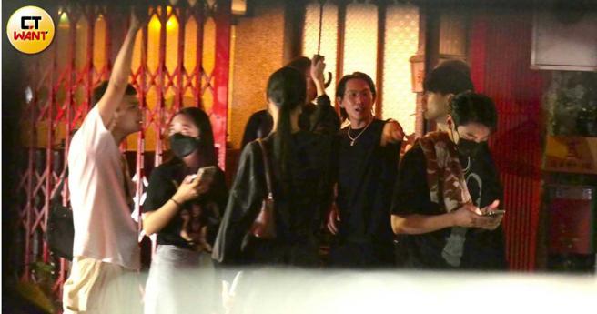 一行人待了一个多小时后又离开通化街酒吧。（图／本刊摄影组）