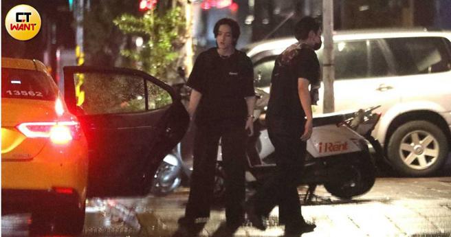 宋柏纬与友人搭车前往和平东路知名酒吧。（图／本刊摄影组）