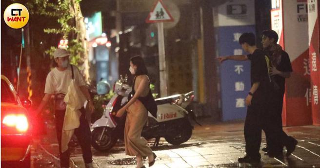 跑完和平东路酒吧，宋柏纬与友人又再度要转移阵地。（图／本刊摄影组）