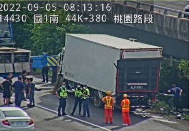 國道一號北上44公里處5日清晨發生2大車追撞，造成後方車流嚴重回堵。（翻攝高公局網站）